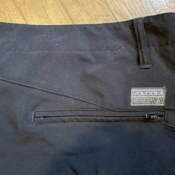 Volcom "Surf and Turf" Stretch Shorts - Picture 2 of 4